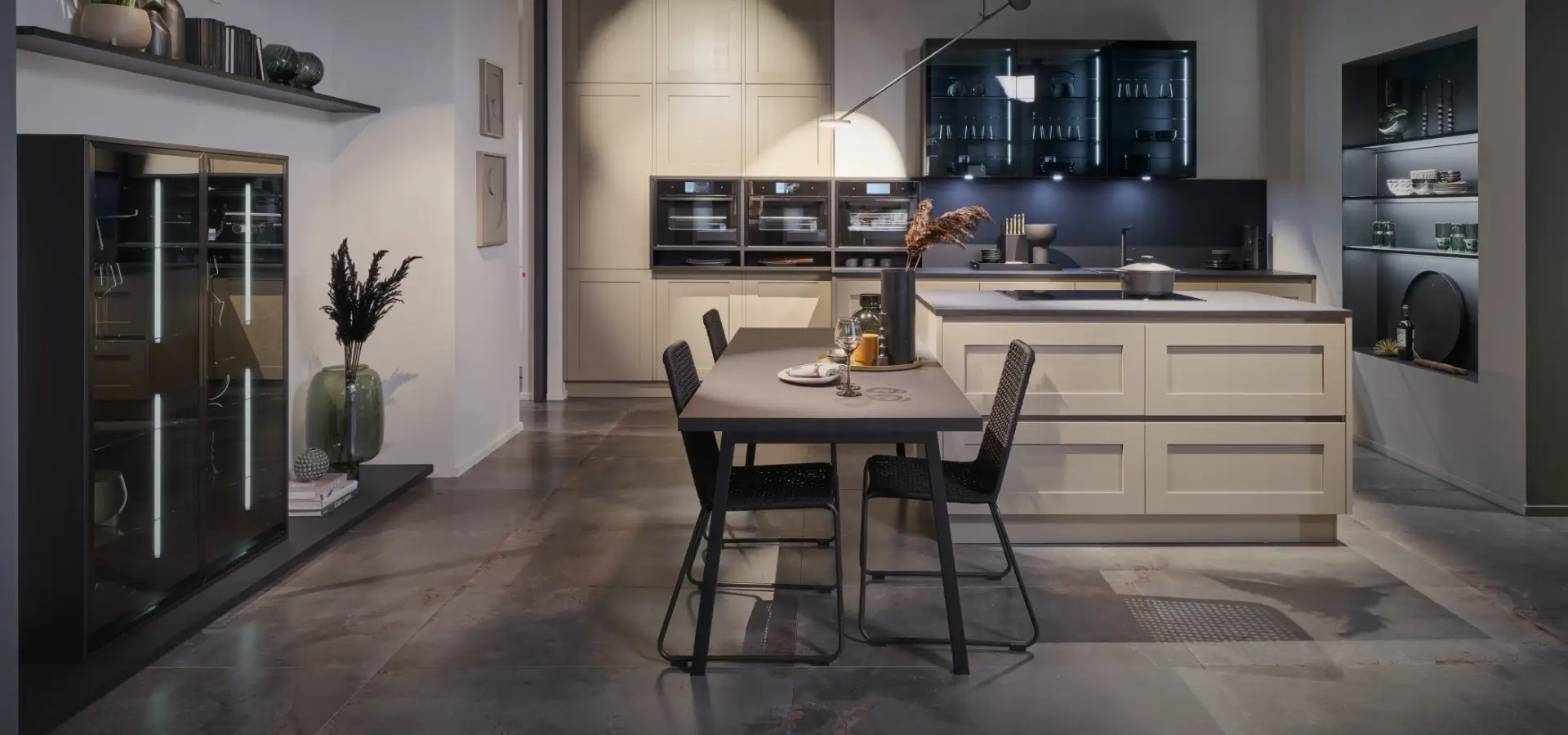kuchnia z dużym stołem